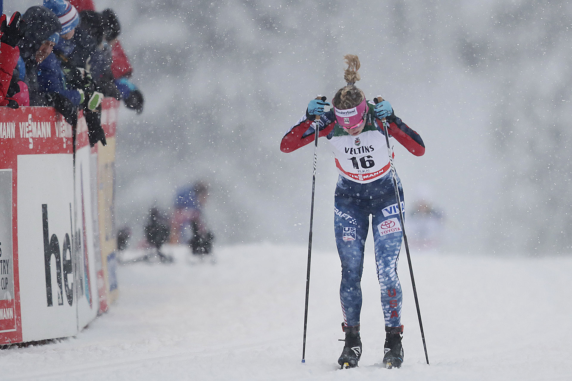 Jessie Diggins double poles to a top 10 in Ruka.
